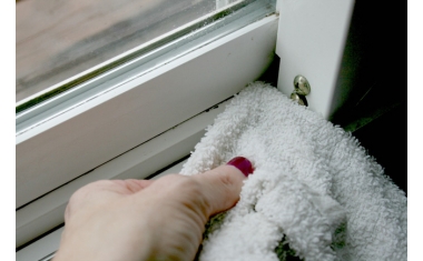 Mách bạn cách làm sạch cửa sổ nhanh nhất